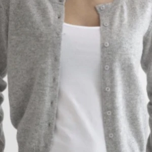 Kofta - Jättefin grå kofta från saint tropez i viskos, alltså är den väldigt mjuk och stretchig, funkar till alla kläder och väldigt bra att ha under jackan till våren❤️ Storlek L men jag skulle snarare säga xs eller s❤️ Köp direkt för 200