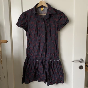 Klänning - Bomullsklänning hittad på myrorna. Fint skick! Det står 36 men jag skulle säga att det är en 34 :)