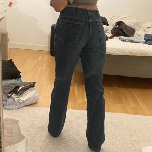 Wrangler jeans - Mörkblåa wrangler jeans köpta secondhand. 