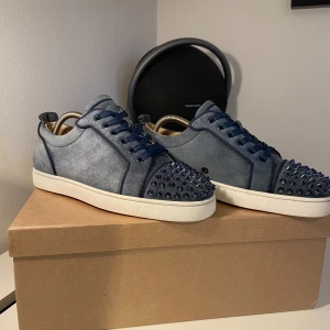 Christian Louboutin  - Säljer nu dessa sjuka loubsen i en galen cw, skick 8-9/10 all og. Storlek 39,5 passar 40.5/41.
