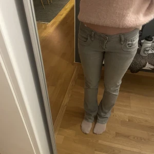 Gråa LTB jeans  - Säljer dessa jättefina gråa Lågmidjade LTB jeansen i jättefint skick! Jag säljer de för 400 + frakt! Skriv för fler bildeee 