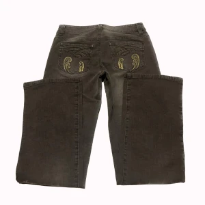 Lågmidjade bootcut jeans - Skit snygga bruna lågmidjade bootcut jeans! Midjemått: 38cm tvärsöver innerbenslängden: 80cm PS: kolla igenom mitt konto ni kommer hitta många y2k och vintage plagg!