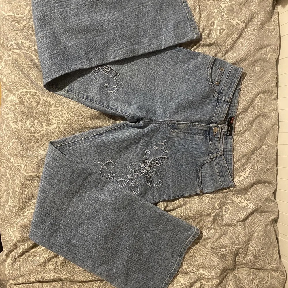 Super fina blåa jeans med fjärilar på🦋 säljer då dem är alledes förstora på mig, kontakta om du vill ha flera bilder!💕. Jeans & Byxor.