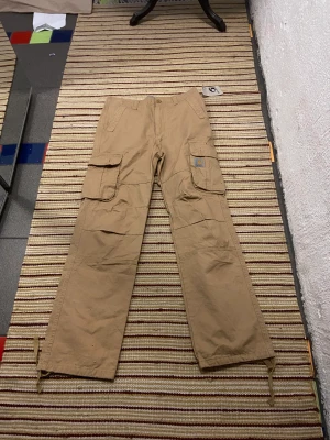Carhartt byxor - Tja! Säljer ett par carhartt byxor som Jag aldrig har använt! Storlek M men passar båda man och kvinna. Pris 550 kr men inget ristats i sten