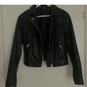 Skinnjacka  - Skinnjacka i mycket fint skick. Endast använda fåtal ggr. Inge defekter elr tecken på användning.