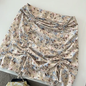 Kjol - Blommig Sommarkjol köpt från shein. Använd en gång.  Strl 38M