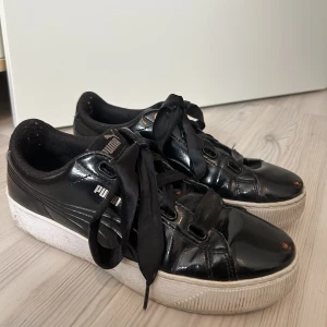 Puma ribbon sneakers - Svart Puma sneakers med sidensnören och lite platå. 🔥