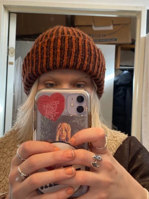 Svampmössa - Jag har 57 cm runt huvudet men mössan är stor o stretchiga och passar nästan vem sån! Den är stor fluffig och bekväm!