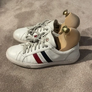 Moncler skor  - Moncler skor i gott skick, stl 43  Nypris, 4299kr Säljer för 1395kr