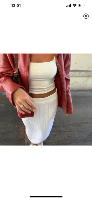 Vit långkjol, vit kjol, vit maxikjol - (Lägger upp igen då vinnare av budgivning inte svarade). Vit kjol från Lindex i storlek S. Stretchig i materialet och inte genomskinlig alls. Använd 2 ggr, så i väldigt fint skick! ❤️