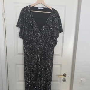 Klänning 700kr - Helt ny skick! Finns i flera andra färger, modeller  samt storlekar i andra annonser. 700kr, pris kan diskuteras. Välj en annan klänning inkluderad för 1000kr pris kan diskuteras!