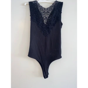 Stringbody med spets (oanvänd) - Oanvänd Storlek XS men passar S då den är ganska stretchig  Märke: jacqueline de yong