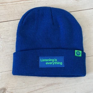 Oanvänd mössa Spotify  - Oanvänd blå mössa från Spotify med tryck 