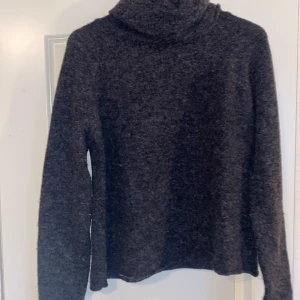 Stickad tröja  - Svart grå, stickad tröja med polokrage. 
