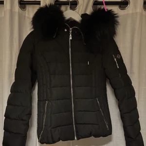 Hollies jacka - Hollies jacka storlek 34, passar 36 också. Knappt använd så den är i väldigt bra skick! Kan gå ner i pris!