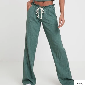 Roxy linnebyxor - Säljer dessa jättefina linnebyxor från Roxy som endast är använda en gång då de tyvärr är för korta för mina 178 cm🙏🏻 I storlek M men skulle säga att de är lite små i storleken! 