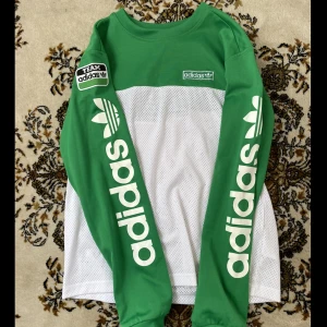 Adidas Vintage jersey  - Överfet och sjukt bra skick! Bara skriva för bild/mått:)