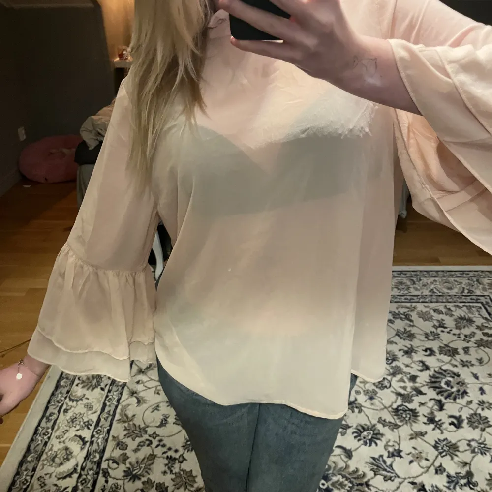 Säljer denna snygga rosa blusen som inte har kommit till användning. Har dragkedja där bak och sen fina detaljer vid halsen. Puserot.