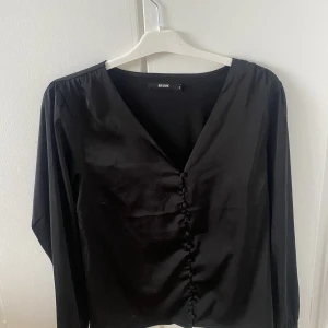 Festtopp  - Snygg festtopp i satin. Storlek s från bikbok. Fint skick 💓