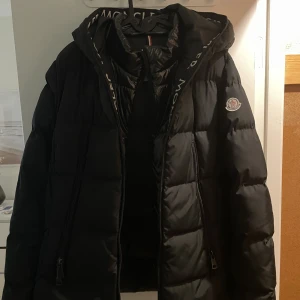 moncler damjacka  - moncler jacka i storlek 3, vilket motsvarar storlek M. Säljes i fint skick 