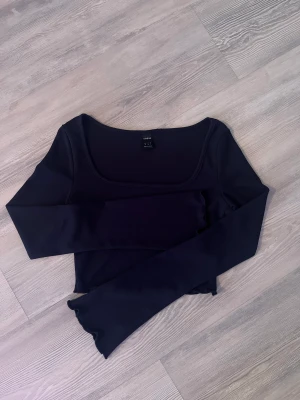 Mörkblå topp - En mörkblå topp som är i xs/34. Mått= B-35cm L- 33cm  Den är använd en gång.
