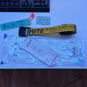 Off white bälte  - Off white bälte i one size och nyskick, knappt använt. Kvitto och tags samt påse fås med, allt og. Nypris på NK är 2400, bara att skriva vid frågor eller funderingar! :) 