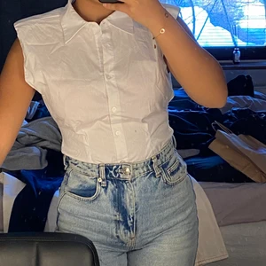 Skjorta  - En vit skjorta som är avskuren vid ärmarna som har en formnings linjer vid midjan. Har aldrig använt den och prislappen sitter fortfarande på som ni ser på bilderna ovan. Kunden står för frakten 