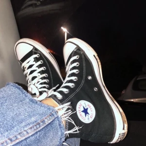 Säljer mina äkta svarta, höga converse!❤️ - Säljer mina äkta svarta och höga converse då dem inte kommit till så mycket användning.💗 Bra skick! Buda från 400kr + frakt eller köp direkt för 500kr + frakt. Lånade bilder. Kan inte ändra budgrejen i annonsen så kommentera era bud!