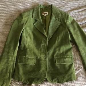 Grön Kavaj - Grön kavaj från Joy med siden på insidan, mocka på utsidan. Storlek 40 