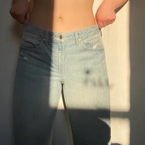 Jeans - Lågmidjade jeans från HM storlek 38. Väldigt stretchiga och passar 36. Är 168 cm lång.