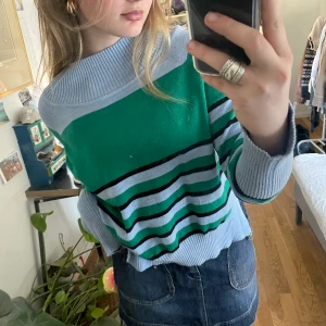 Mysig stickad kofta i fina färger!💕 - Köpte denna kofta från secondhand för ett tag sedan. Den är väldigt mysig och jag älskar verkligen färgerna på den!💚💙