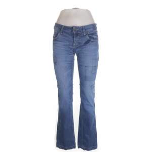 intressekoll på dessa lågmidjade ljusblå fornarina jeans med fina detaljer💕 skulle säga att dem är en blandning mellan straight leg och bootcut, skriv privat vid frågor