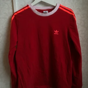 Adidas tröja - Storlek:38 sparsamt använd. Katt och hund finns i hemmet 
