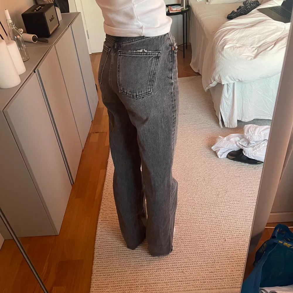 Populära zara jeans, använt mycket men bra skick, jag är 180 cm. Jeans & Byxor.