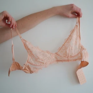 Spets bh  - Så vacker persika-färgad bh i spets från & other stories. Använd men är i som ny! 