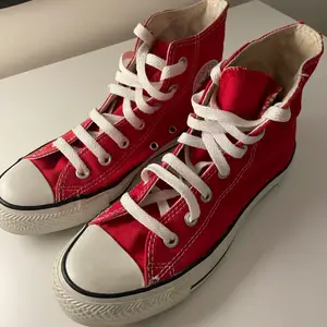 Röda Converse i storlek 36.5 som är använda endast ett fåtal gånger, dvs. skorna är i väldigt bra skick. Kan mötas upp i Malmö, annars står köparen för frakt och betalningen sker via Swish. 