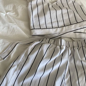 Supergulligt randigt sätt - Säljer då det har blivit för litet för mig! Superfint skick. Skulle säga att det passar någon som har XS! Köpt från shein och endast använt en gång!💫❤️