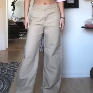 Weekday lågmidjade byxor - ✨💕Super snygga beiga byxor från weekday. Byxorna är i storlek 36 så de sitter lågmidjat på mig, men går även att ha högmidjade. Andvända ett fåtal gånger så i nyskick! Frakt ingår i priset💕✨