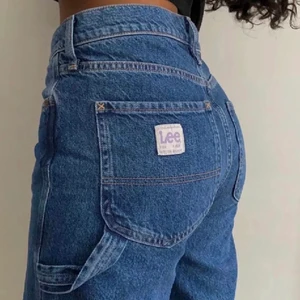 Jeans från lee x hm - Lägger ut igen då folk inte verkar få mina svar i konversationern.. Skitsnygga jeans från lee’s kollektion med h&m i strlk 36. Säljer pga för stora för mig. Köptes för 900 av en annan här på Plick. Köparen står för eventuell frakt💗