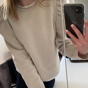 Zara tröja, med volanger  - Säljer denna tröja med volanger ifrån Zara. Tycker själv att den är jättefin och gullig, men den passar tyvärr inte. Den är storlek M, men skulle säkert också passa S. Vi kan alltid diskutera priset!🤍🤍