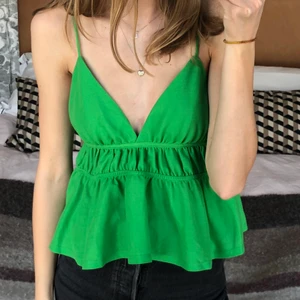 Grönt linne från zara - Superfint grönt linne från zara. Helt nytt med lappen kvar. Spårbar frakt tillkommer på 51kr