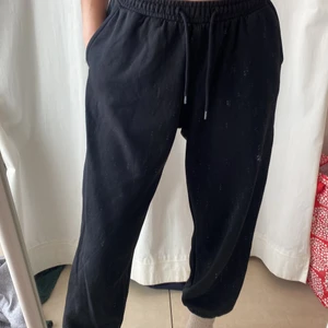 Mjukisbyxor Weekday - Svarta mjukis från Weekday (Standard Sweatpants). Säljer då de är för korta för min smak (är 170cm lång). Annars bra skick. Mjuka inuti.