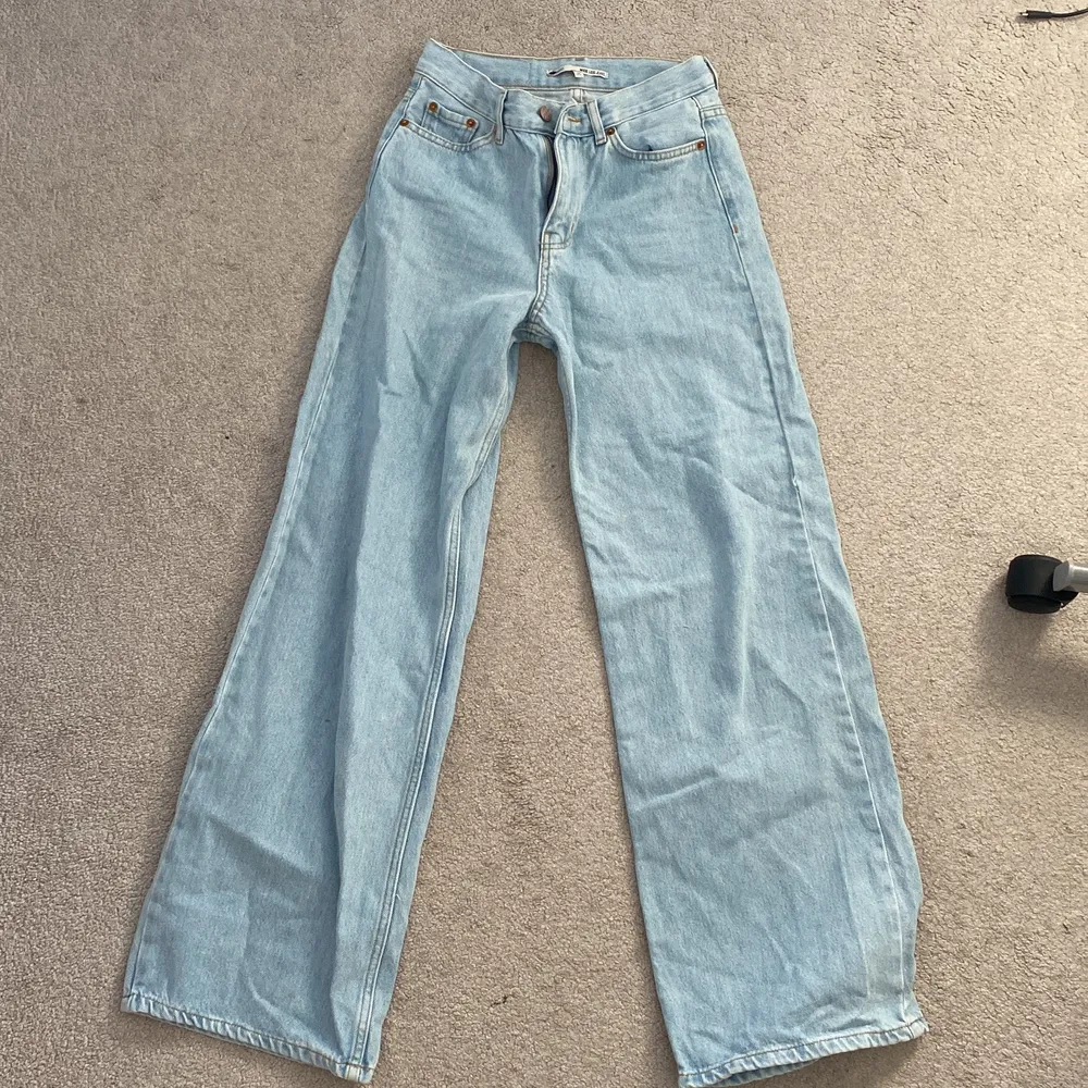 Snygga baggy jeans från Junkyard som tyvärr inte kommer till användning längre. Använts ungefär 2-3 gånger förut och inga tydliga defekter! Kontakta för mer info💕. Jeans & Byxor.