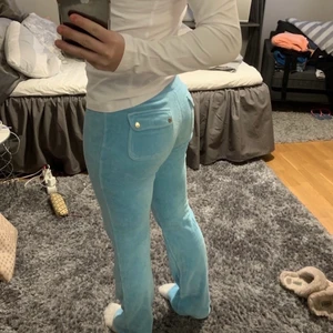 Juciy couture  - Jag säljer mina ljusblåa juciy couture i storlek xs derför dom är i för små för mig🥰 pris kan diskuteras vid snabb affär💕