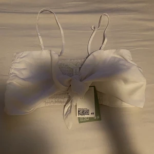 Söt topp helt ny - Helt ny topp från H&M. Fin till sommaren till ett par jeans eller en kjol! 🤍🤍