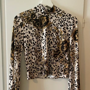 Mönstrad tröja från GinaTricot - En jätte fin tröja i nästan tiger mönster från GinaTricot som inte används längre. Den är mer croppad och i silkes material.