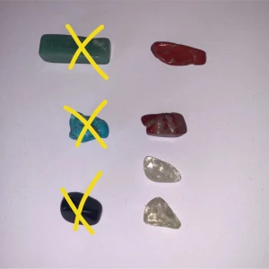 Kristaller & kristaller med hänge  - Är inte expert på alla namn på kristallerna men vad jag vet är alla äkta ;)   10kr/st