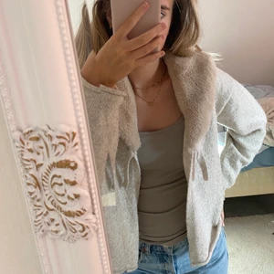 Stickad kofta med pälskrage från zara - Stickad kofta med pälskrage från zara, storlek 164 men passar mig perfekt med s/xs i toppar! ull blanding som syns på sista bilden
