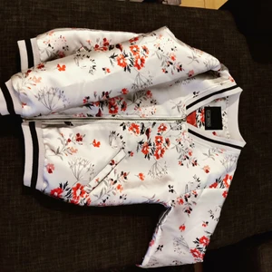 Kofta blommig - Kofta med dragkedja