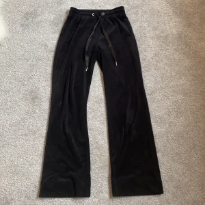 Byxor - Svarta sammetsbyxor, uppsydda en liten bit. Välanvända därav det billiga priset.